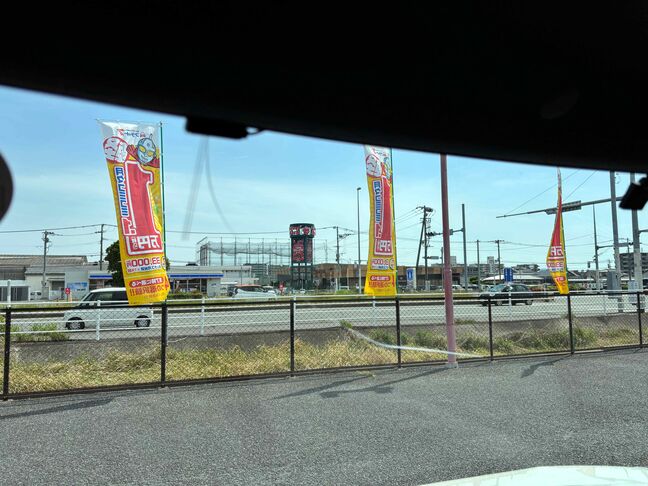 フロントガラスにひび割れ有。交換して納車致します。交換費用も含めての金額になります。