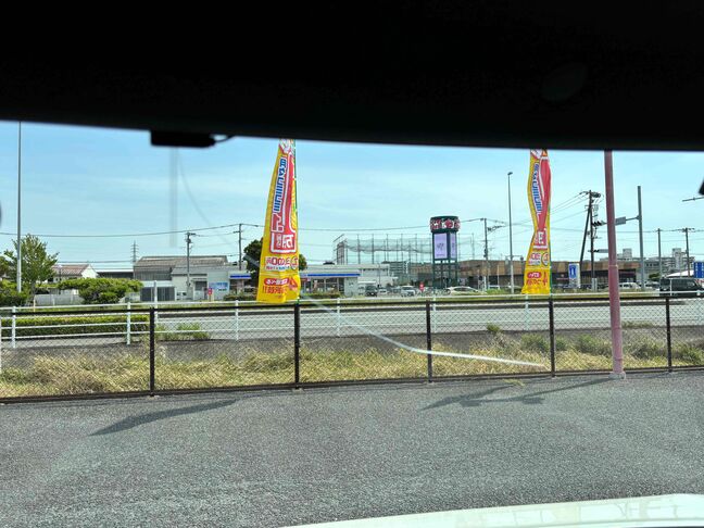 フロントガラスにひび割れ有。交換して納車致します。交換費用も含めての金額になります。