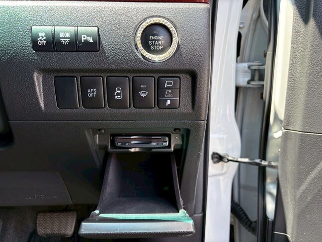 LINEで簡単仮審査が可能です。まずはLINEのお友達追加からお願いいたします。