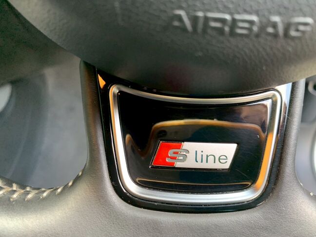 【友達追加の方法②】車両画像の2枚目のQRコードをLINEで読み込んで友達追加できます。