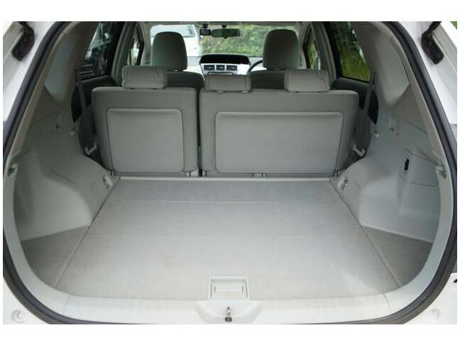 座席を倒すことで大きな荷物も収納可能！