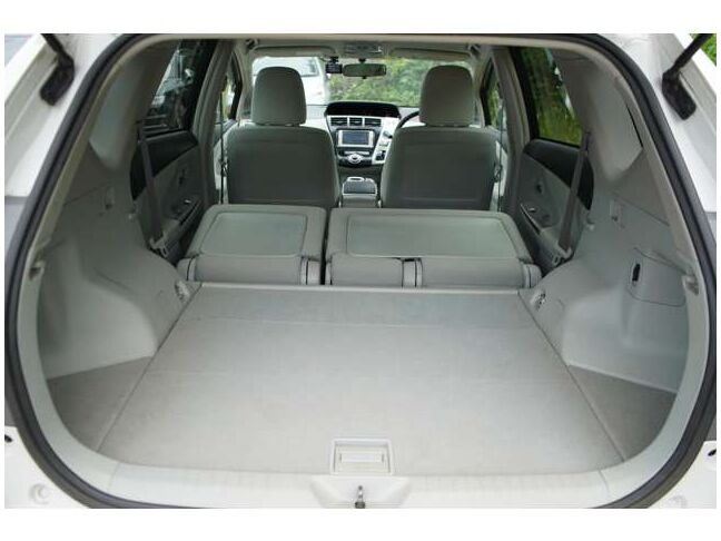 プリウスαならではの広々空間！