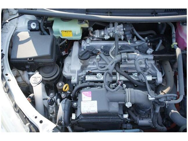 約５万キロの低走行車の為綺麗なエンジンルームになります！