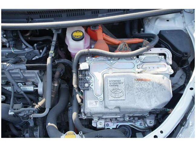 約５万キロの低走行車の為綺麗なエンジンルームになります！