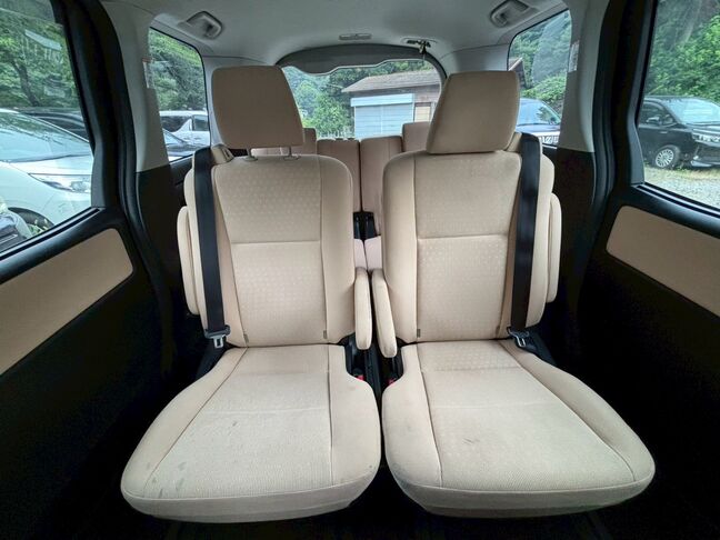 オシャレなベージュ色で明るい車内！