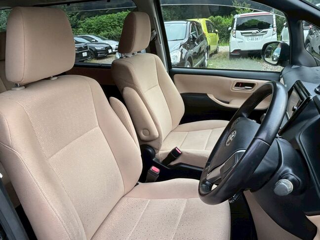 オシャレなベージュ色で明るい車内！