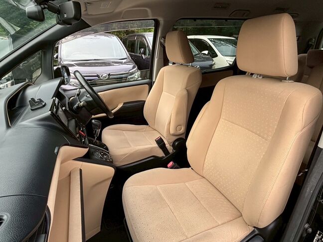 オシャレなベージュ色で明るい車内！