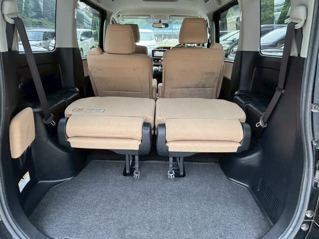 座席を倒すことで広々空間で大きな荷物も収納可能１