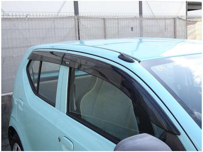 【ドアバイザー】雨の日の換気に役立つバイザー付きです。バイザーが有るのと無いのとでは雨天時のストレスが違います