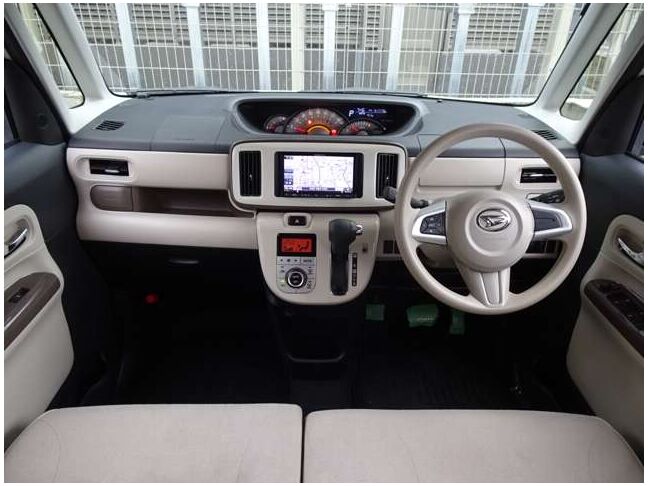 【インパネ周り】視界がよく運転しやすい設計となっております。インパネ周りもすっきりと洗練されたデザインで高級感が溢れています☆日々のドライブを飽きさせません♪