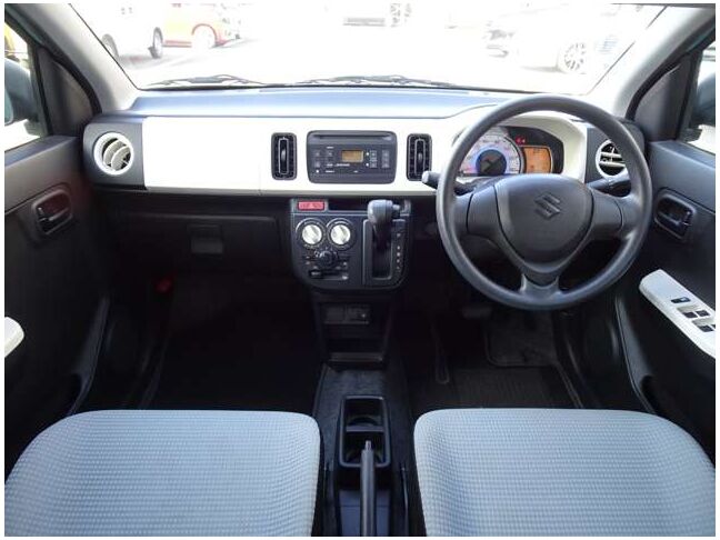 【インパネ周り】視界がよく運転しやすい設計となっております。インパネ周りもすっきりと洗練されたデザインで高級感が溢れています☆日々のドライブを飽きさせません