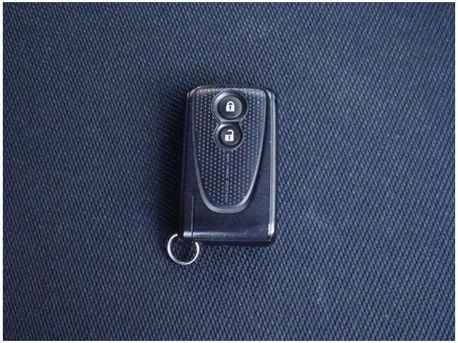 【スマートキー】鍵を挿さずにポケットに入れたまま鍵の開閉、エンジンの始動まで行えます。今となっては当然の装備ですね！