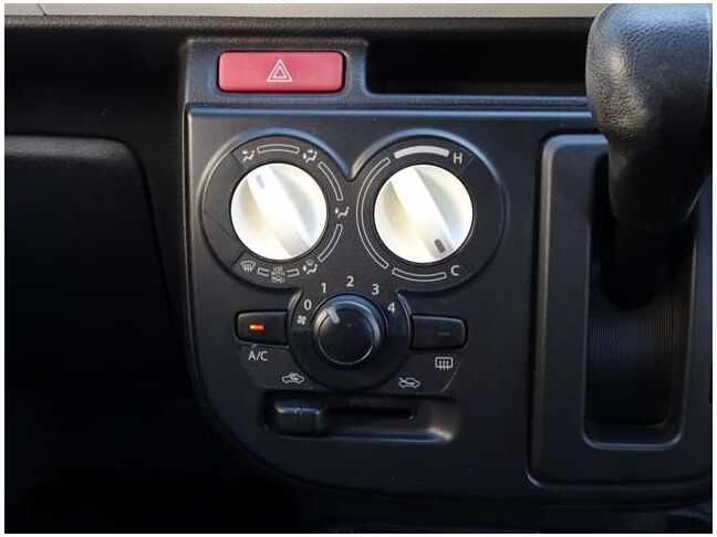 【マニュアルエアコン】直感的に操作ができるマニュアルエアコン装備車です♪快適な車内空間でドライブをお楽しみください