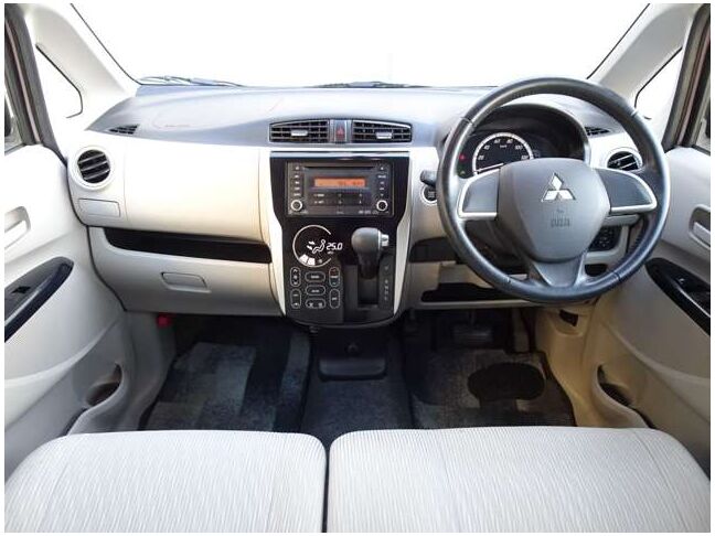 【インパネ周り】視界がよく運転しやすい設計となっております。インパネ周りもすっきりと洗練されたデザインで高級感が溢れています☆日々のドライブを飽きさせません♪