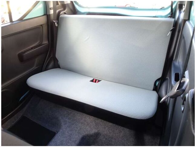 【セカンドシート】使用感も少なくキレイな状態です！大人でも快適に乗って頂けます♪大勢でのドライブも窮屈なくお楽しみ下さい