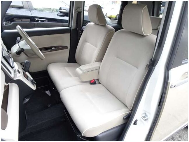 【運転席＆助手席】汚れが目立ちにくく、優雅にドライブをお楽しみいただけます♪座り心地もバッチリです☆是非一度ご体感下さいませ！！