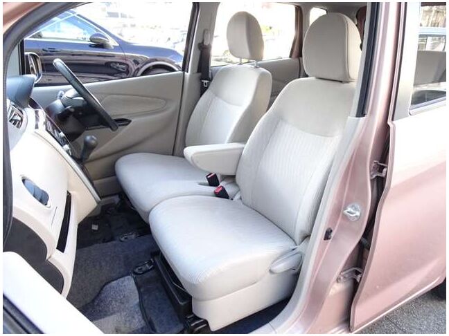 【運転席＆助手席】汚れが目立ちにくく、優雅にドライブをお楽しみいただけます♪座り心地もバッチリです☆是非一度ご体感下さいませ！！