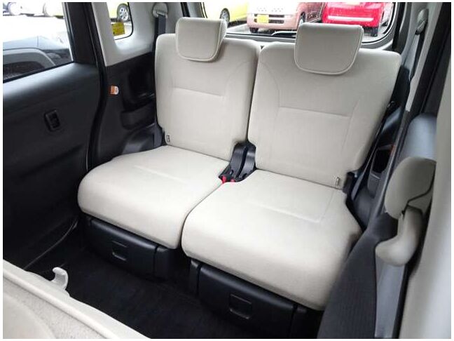 【セカンドシート】使用感も少なくキレイな状態です！大人でも快適に乗って頂けます♪大勢でのドライブも窮屈なくお楽しみ下さい☆
