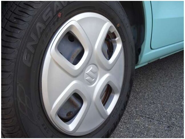 【１３インチスチールホイール・ホイールキャップ付き】車に良く似合う純正ホイールキャップが装備されています。