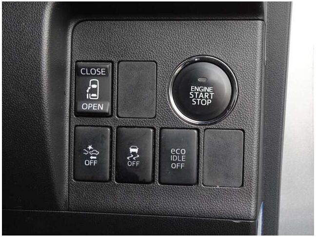 【片側電動スライドドア】ボタンを押すだけでスライドドアの開閉が可能。もちろんキーからの操作も可能。お子様を抱いている時・両手いっぱいの荷物を持ってる時など非常に役立ちます。