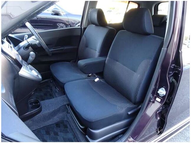 【運転席＆助手席】汚れが目立ちにくく、優雅にドライブをお楽しみいただけます♪座り心地もバッチリです☆是非一度ご体感下さいませ！！