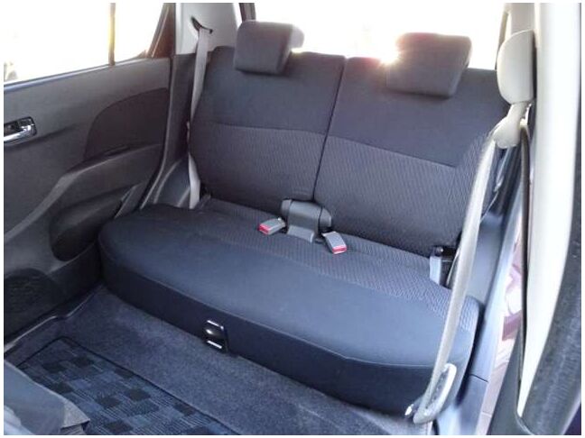 【セカンドシート】使用感も少なくキレイな状態です！大人でも快適に乗って頂けます♪大勢でのドライブも窮屈なくお楽しみ下さい☆