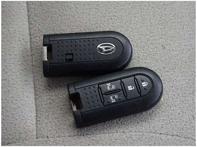 【スマートキー＆プッシュスタート】鍵を挿さずにポケットに入れたまま鍵の開閉、エンジンの始動まで行えます。今となっては当然の装備ですね！