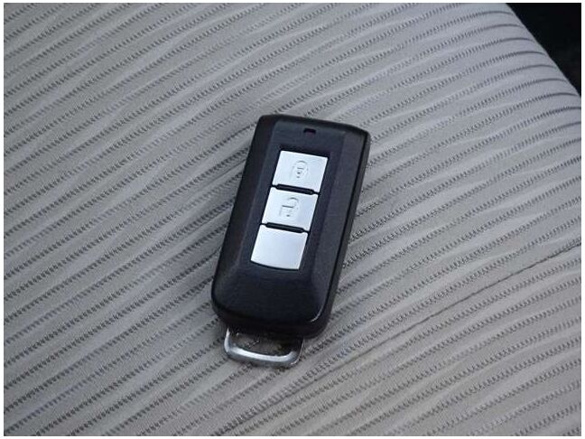 【スマートキー＆プッシュスタート】鍵を挿さずにポケットに入れたまま鍵の開閉、エンジンの始動まで行えます。今となっては当然の装備ですね！