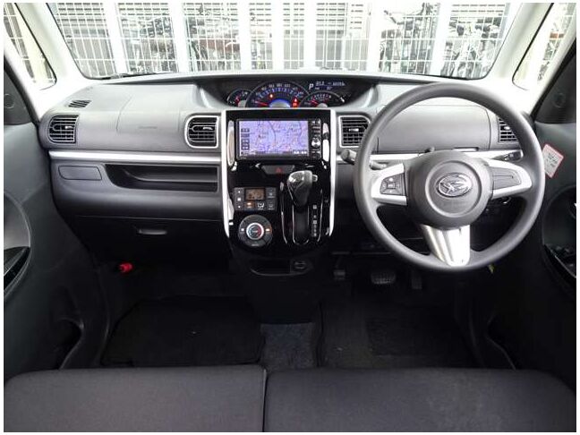 【インパネ周り】視界がよく運転しやすい設計となっております。インパネ周りもすっきりと洗練されたデザインで高級感が溢れています☆日々のドライブを飽きさせません♪