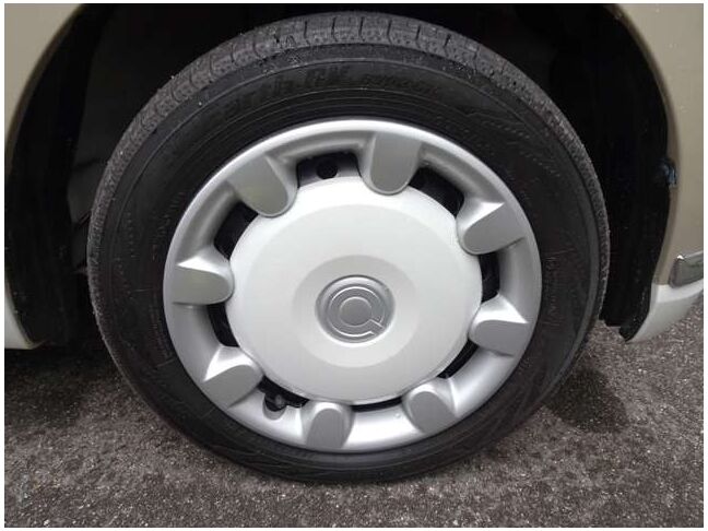 【ホイールキャップ】車に良く似合う純正ホイールキャップが装備されています。