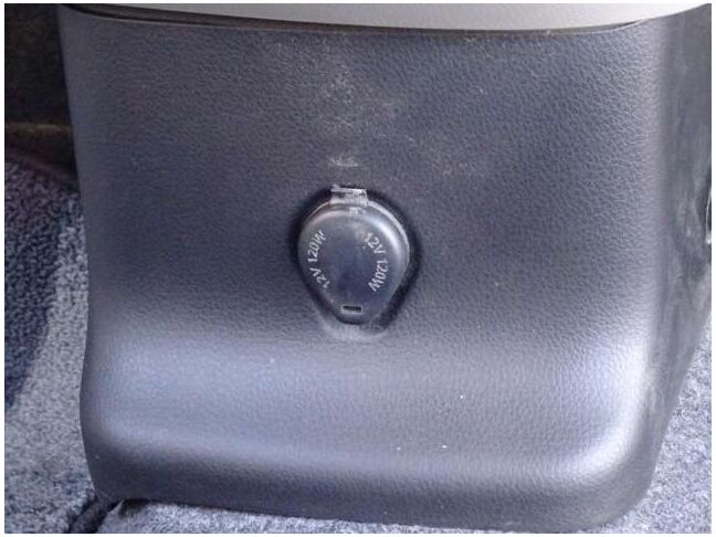 １２Vの電源ソケットは使いやすい場所に装備されています。