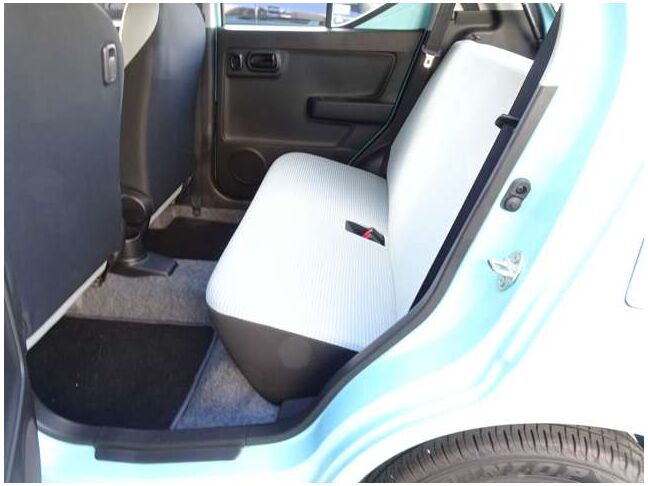 【セカンドシート】使用感も少なくキレイな状態です！大人でも快適に乗って頂けます♪大勢でのドライブも窮屈なくお楽しみ下さい