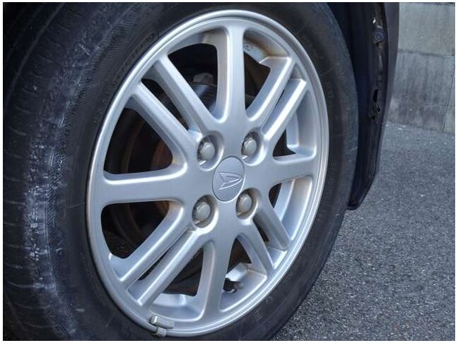 純正アルミ】メーカー純正なので、ボディに合ったデザインのアルミです