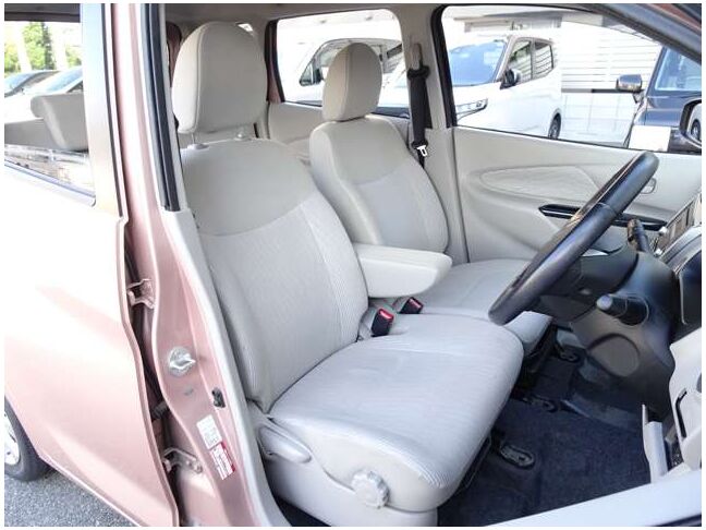 【運転席＆助手席】広々ゆったり！長距離運転をする際は疲れの軽減ができ快適に運転できますね☆快適なドライブをお楽しみ下さい♪