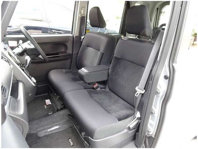 【運転席＆助手席】汚れが目立ちにくく、優雅にドライブをお楽しみいただけます♪座り心地もバッチリです☆是非一度ご体感下さいませ！！