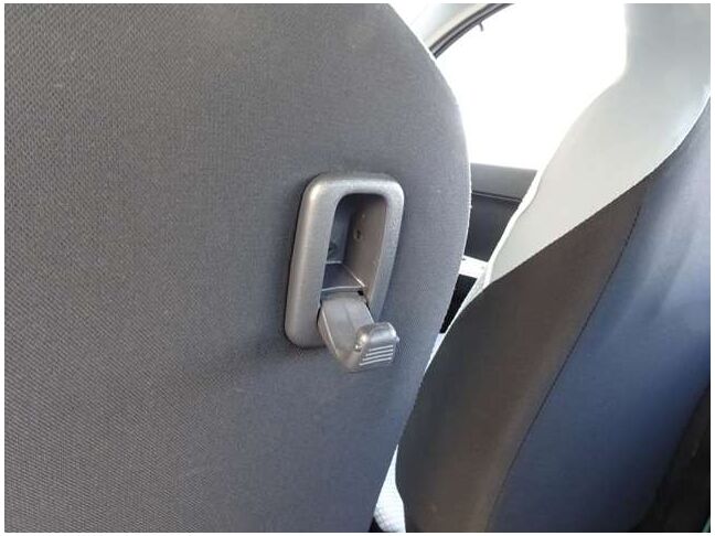 フックの用途は様々。袋を下げてごみ入れにすれば車内をきれいに保てます♪