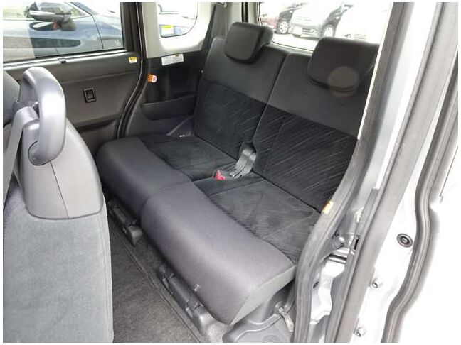 【セカンドシート】使用感も少なくキレイな状態です！大人でも快適に乗って頂けます♪大勢でのドライブも窮屈なくお楽しみ下さい☆