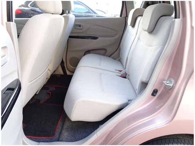 【セカンドシート】使用感も少なくキレイな状態です！大人でも快適に乗って頂けます♪大勢でのドライブも窮屈なくお楽しみ下さい☆