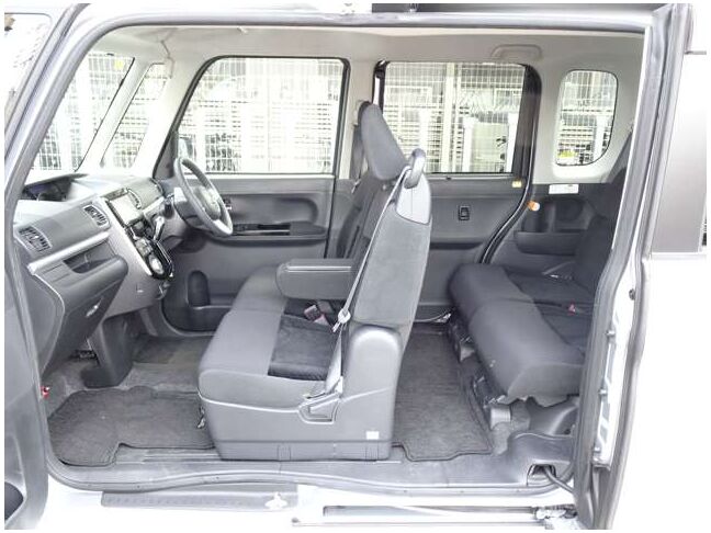 【運転席＆助手席】汚れが目立ちにくく、優雅にドライブをお楽しみいただけます♪座り心地もバッチリです☆是非一度ご体感下さいませ！！