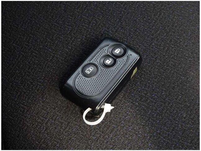 【スマートキー＆プッシュスタート】鍵を挿さずにポケットに入れたまま鍵の開閉、エンジンの始動まで行えます。今となっては当然の装備ですね！