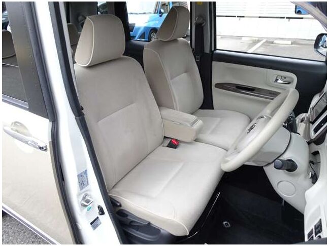 【運転席＆助手席】広々ゆったり！長距離運転をする際は疲れの軽減ができ快適に運転できますね☆快適なドライブをお楽しみ下さい♪