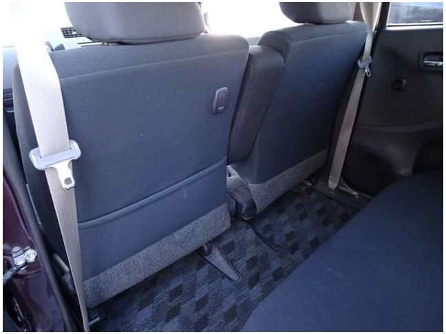 【セカンドシート】使用感も少なくキレイな状態です！大人でも快適に乗って頂けます♪大勢でのドライブも窮屈なくお楽しみ下さい☆