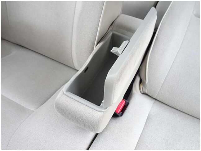 【セカンドシート】使用感も少なくキレイな状態です！大人でも快適に乗って頂けます♪大勢でのドライブも窮屈なくお楽しみ下さい☆