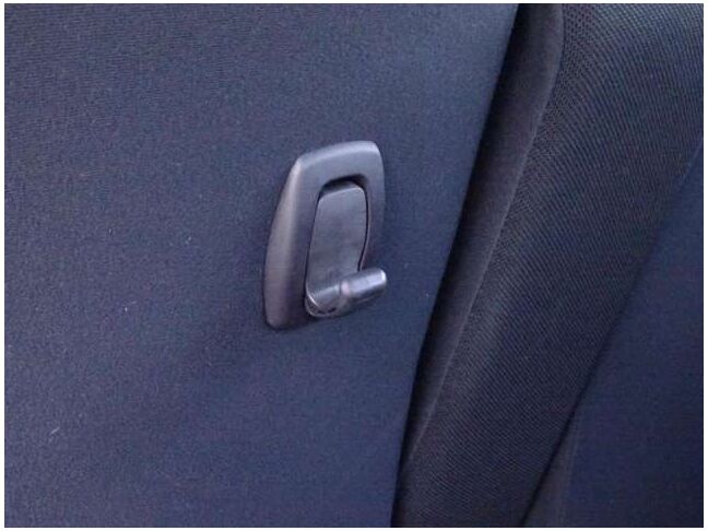 フックの用途は様々。袋を下げてごみ入れにすれば車内をきれいに保てます
