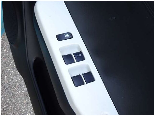 【パワーウインドウ】当然パワーウインドウ付いております。窓の開閉はボタン一つで楽々！必須装備ですね♪