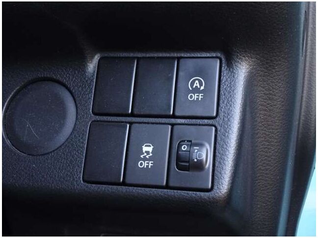 【横滑り防止装置(VSA)】車両の横滑りを感知すると、自動的に車両の進行方向を保つように車両を制御します。雨の日など滑りやすい路面状況でも安全な運転が可能です。