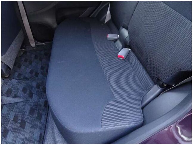 【セカンドシート】使用感も少なくキレイな状態です！大人でも快適に乗って頂けます♪大勢でのドライブも窮屈なくお楽しみ下さい☆