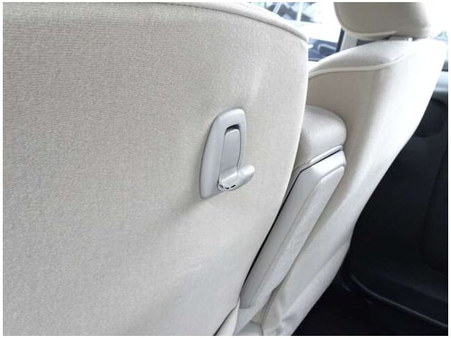 フックの用途は様々。袋を下げてごみ入れにすれば車内をきれいに保てます