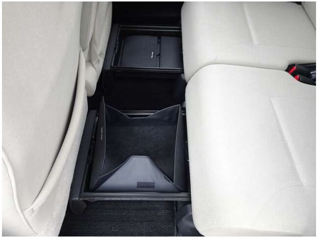 後席下部にも収納有り♪キャンバスならではの装備です