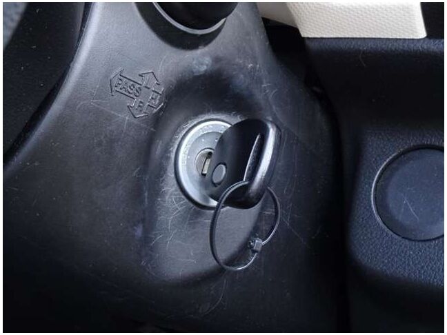 【キーレス】少し離れた場所からでもボタン一つでドアの開錠・施錠ができるのでとっても便利。ドアの鍵穴周りに傷をつけることもありません